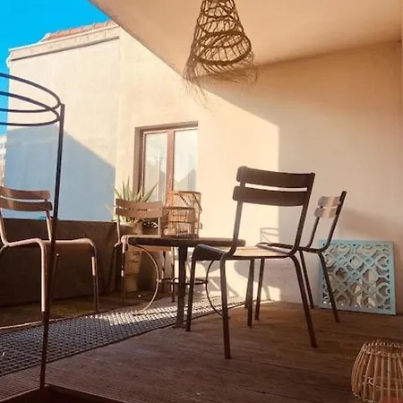 Charming & Spacious Duplex Viewing The Lovely Mas Apartment *