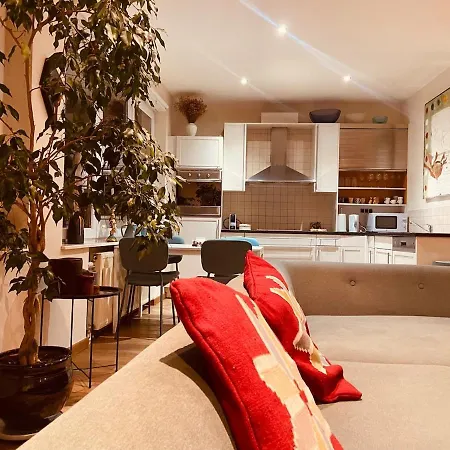 Charming & Spacious Duplex Viewing The Lovely Mas